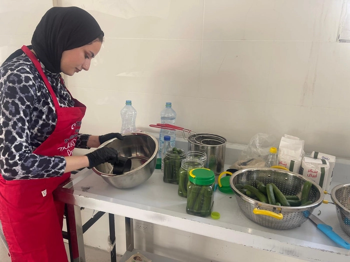 طفلة تحمل دمية مدعومة من خلال المساعدات الإنسانية