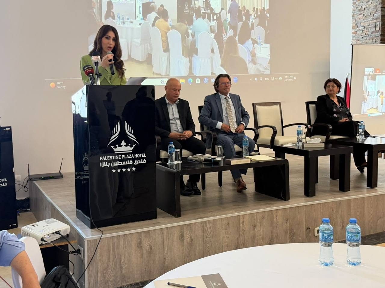 متحدثة تلقي كلمة في المؤتمر