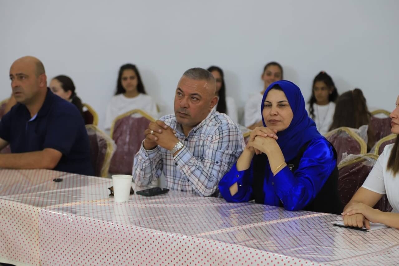 طارق جرّار مع ممثلين شباب خلال ورشة مسرح